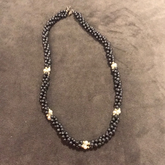 Beautiful beaded rope necklace with pearl accents - Picture 6 of 8